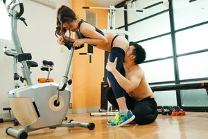 Xin ông chồng đi tập gym, người vợ địt trộm với anh pt