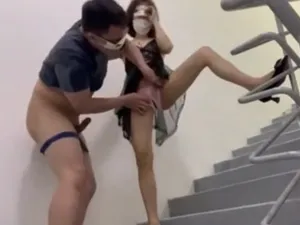 Hai vợ yêu anh xã xxx trên cầu thang cực phê
