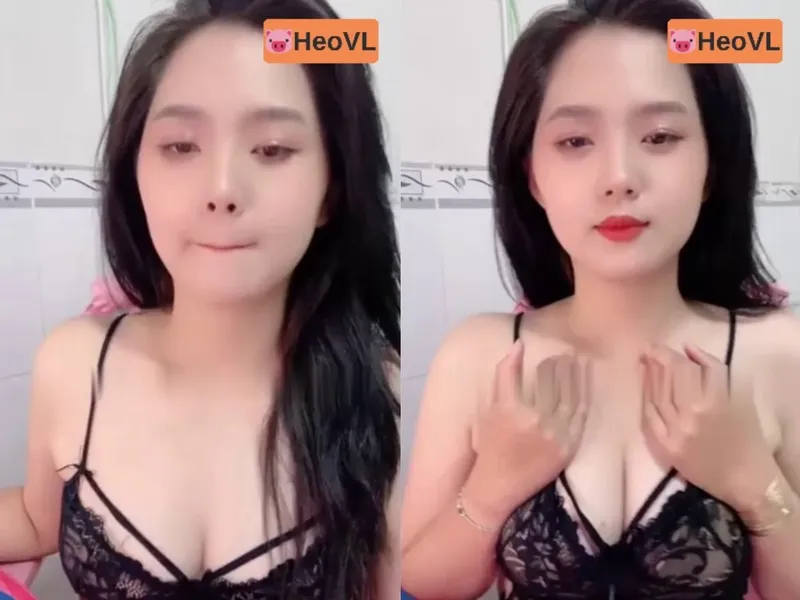 Con ghệ răng khểnh khoe hàng tròn trắng