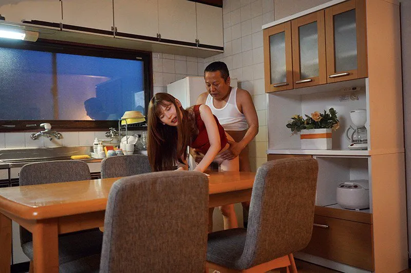 Con gái bị ông chồng mới của mẹ nện mỗi ngày, cho dù đã có người yêu